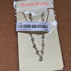 【新品未開封】ネックレス&ピアス　3個のラインストーンの装飾ジュエリーセットの画像