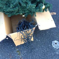 クリスマスツリー　高さ約2ｍ近く　幅約1m　イルミネーション付きの画像