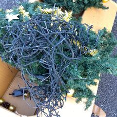 クリスマスツリー　高さ約2ｍ近く　幅約1m　イルミネーション付きの画像