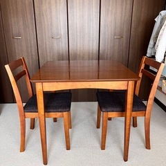 ダイニングテーブルの画像