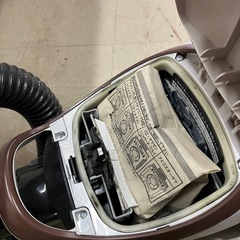 I2511-532 三菱 掃除機 TC-GS2XE8-C 2020年製 動作確認済み 紙パック式 中古の画像