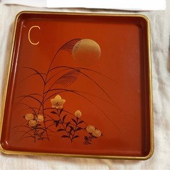 値段表示は お盆  AＢＣＤ各1枚  寿司皿Ｅ半額の画像