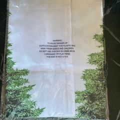 新品未開封❣️タペストリー　クリスマスツリー　　飾り付けは自分好みに　テープで貼ったり　シール？　花？　紙で作る？　少しのスペースで自分好みのクリスマスツリーが出来る！の画像