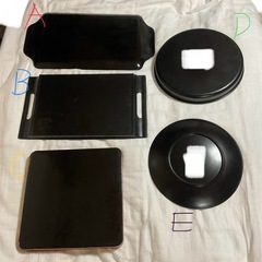 値段表示は お盆  AＢＣＤ各1枚  寿司皿Ｅ半額の画像