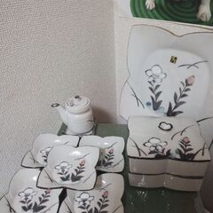 未使用　天草焼き　貫入　花型　大皿１枚　小皿５枚　蓋付2段中鉢1個　調味料さしの画像