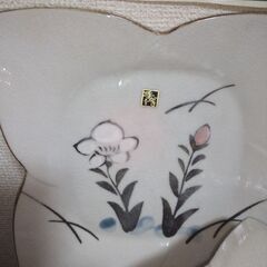 未使用　天草焼き　貫入　花型　大皿１枚　小皿５枚　蓋付2段中鉢1個　調味料さしの画像