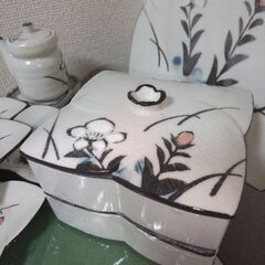 未使用　天草焼き　貫入　花型　大皿１枚　小皿５枚　蓋付2段中鉢1個　調味料さしの画像