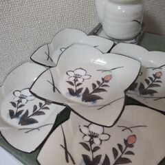 未使用　天草焼き　貫入　花型　大皿１枚　小皿５枚　蓋付2段中鉢1個　調味料さしの画像