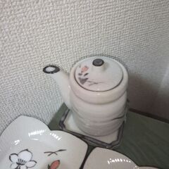 未使用　天草焼き　貫入　花型　大皿１枚　小皿５枚　蓋付2段中鉢1個　調味料さしの画像