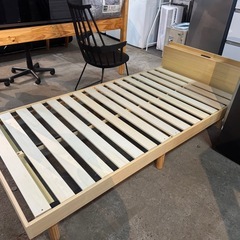 シングルベッドフレーム 木製スノコ コンセント付き ナチュラル 4,980円の画像