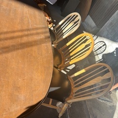 中古のダイニングテーブルと椅子になります、の画像