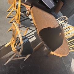 中古のダイニングテーブルと椅子になります、