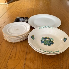【取引中】ニトリ深皿2枚　UTSUWAKANケーキ皿6枚　直径29cm皿　和風灰皿の画像