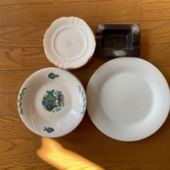 【取引中】ニトリ深皿2枚　UTSUWAKANケーキ皿6枚　直径29cm皿　和風灰皿の画像