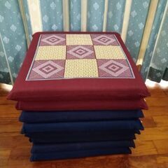 1度使用◆とても綺麗な状態◆座布団　赤2枚　青6枚　合計8枚の画像