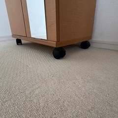 鏡とキャスト付きの棚の画像