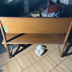 ちょっと古めの良い感じのベンチの画像