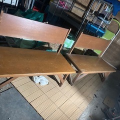 ちょっと古めの良い感じのベンチの画像