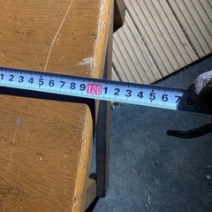 ちょっと古めの良い感じのベンチの画像