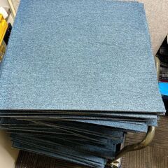 汚れあり タイルカーペット ブルー系 約100枚の画像