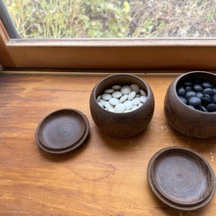 碁石2セット 碁盤？
の画像