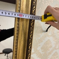 ゴールド縁のオシャレな鏡の画像