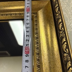 ゴールド縁のオシャレな鏡の画像