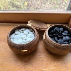 碁石2セット 碁盤？
の画像