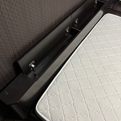 クイーンサイズローベッドの画像