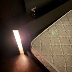 クイーンサイズローベッドの画像