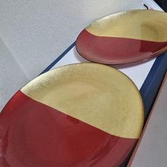 未使用2枚 FEGARI フェガーリ プレート２８cm 2色ゴールドレッド２枚の画像