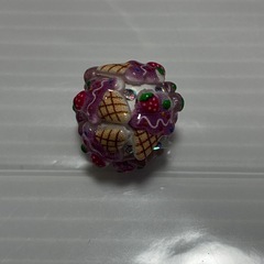 いちごアイスのデコパ付きビーズの画像