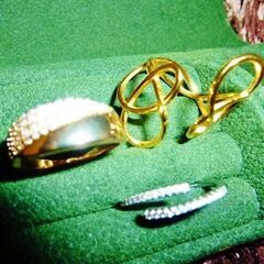 美品アクセサリージュエリーお纏め4点リング指輪サイズ調整可能3点ジルコニア/ロエベ庁風の人気デザイン、パールモチーフCブローチの画像