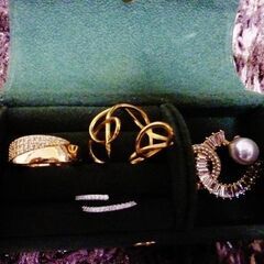 美品アクセサリージュエリーお纏め4点リング指輪サイズ調整可能3点ジルコニア/ロエベ庁風の人気デザイン、パールモチーフCブローチの画像