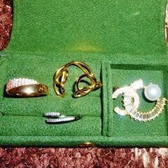 美品アクセサリージュエリーお纏め4点リング指輪サイズ調整可能3点ジルコニア/ロエベ庁風の人気デザイン、パールモチーフCブローチの画像