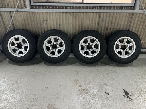 ハイエース　スタッドレスタイヤ