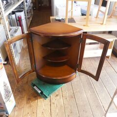 【カリモク家具】  コロニアル コーナーキャビネット  両開き扉 コーナータイプ 飾り棚の画像