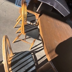 中古のダイニングテーブルと椅子になります、の画像