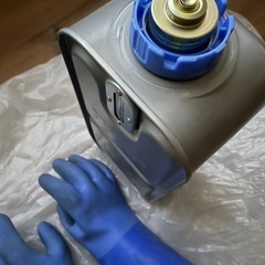 ダイニチファンヒーターのタンクと耐油手袋の画像