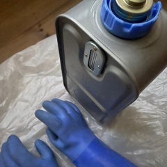 ダイニチファンヒーターのタンクと耐油手袋の画像