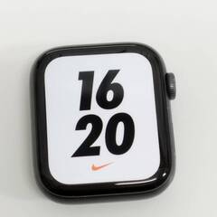 Apple Watch Nike SE 第1世代/GPS/44mm/A2352/スペースグレー〈MYYK2J/A〉 (2)の画像