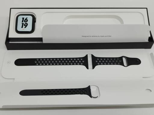 Apple Watch Nike SE 第1世代/GPS/44mm/A2352/スペースグレー〈MYYK2J/A〉 (2)