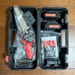 チェーンソー⭐️充電式 電動 21V 大容量バッテリー2個搭載 小型チェーンソーの画像