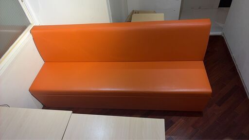 ゆったり3人掛けオレンジ色ソファー