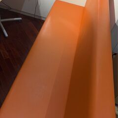 ゆったり3人掛けオレンジ色ソファーの画像