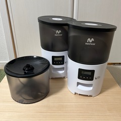 自動餌やり機2つと給水機の画像