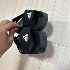 adidas サンダルの画像