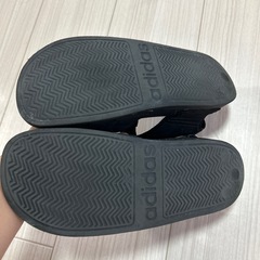 adidas サンダルの画像