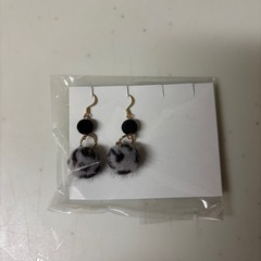 本日17時で出品最後🌟ポンポンのピアスの画像