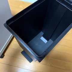 ペダル式ゴミ箱の画像